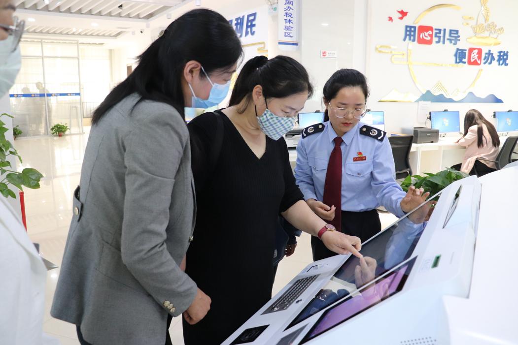 �����ж���������˰�ݡ��ŷ�������Ч����˰���������ܾ��ø�������չ